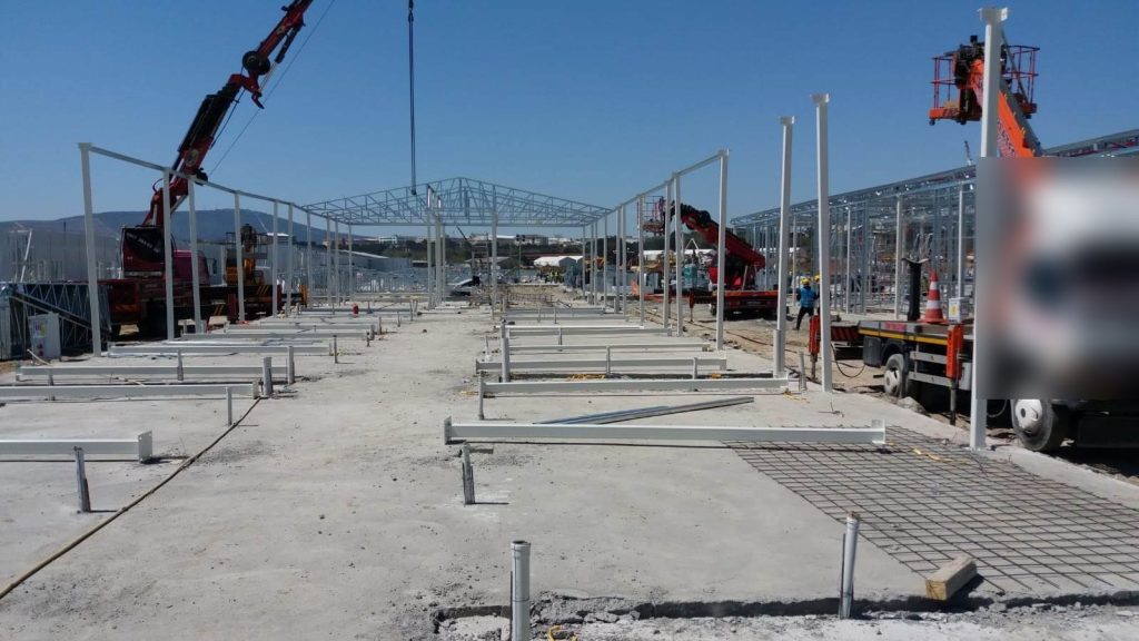 Hafif çelik yapı montajında vinçle karkas kaldırma