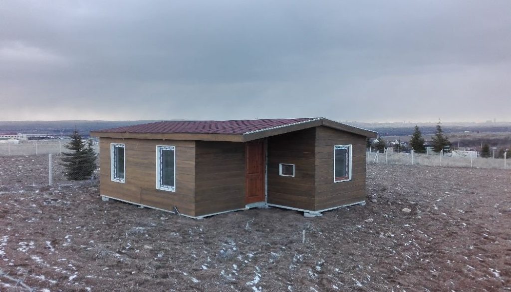 Gölbaşı'nda vinçle yerleştirilmiş iki modüllü prefabrik ev