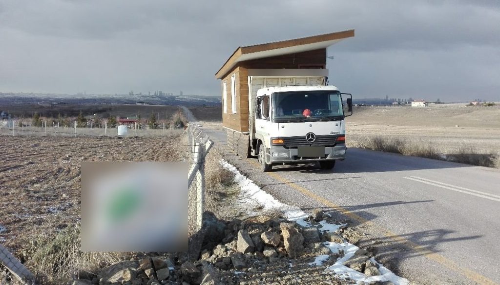 Prefabrik ev modülünün araziye taşınması