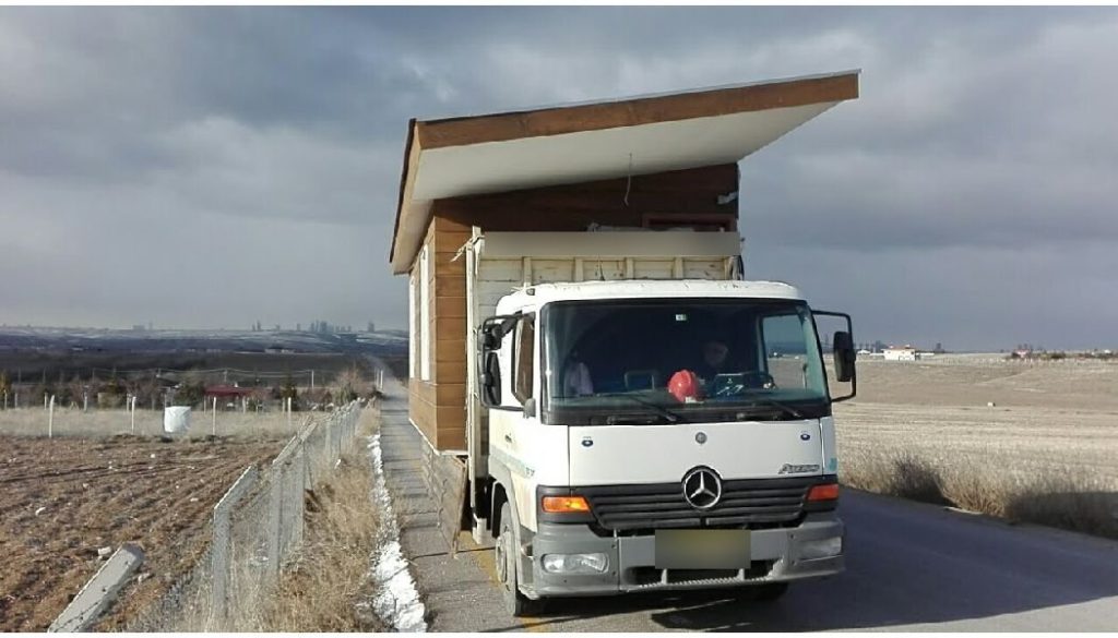 Prefabrik ev modülünün Ankara'da kamyonla taşınması